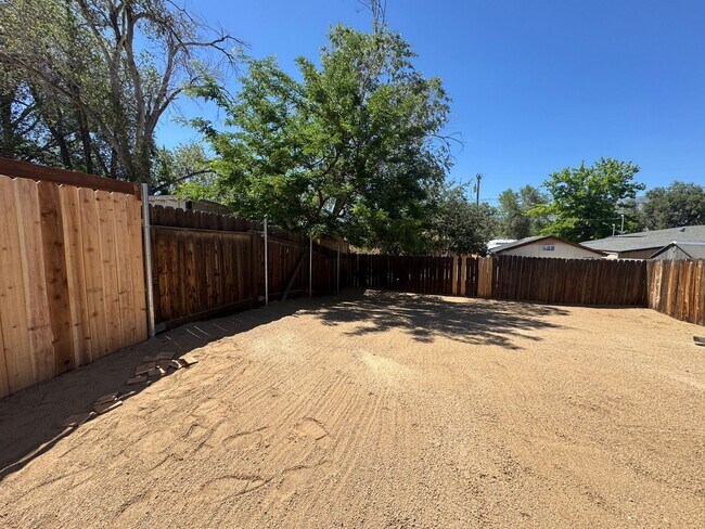 Building Photo - 3 bedroom, 2 bath, two car garage in Stead- pets welcome!