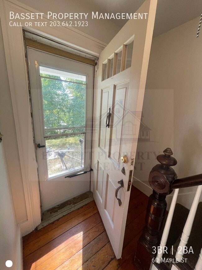 Building Photo - 60 Maple St