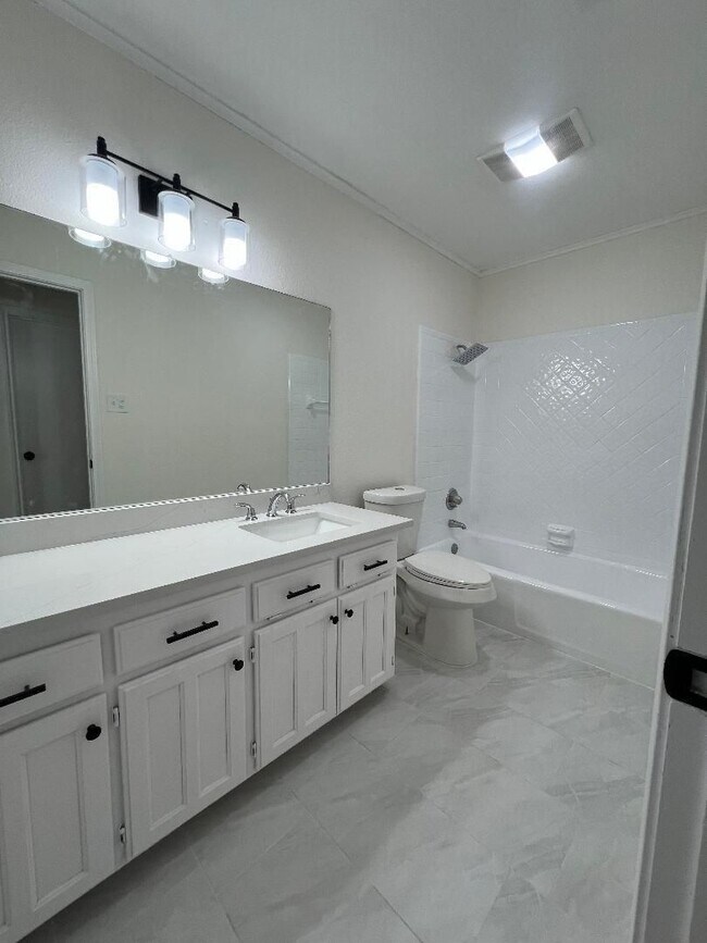 Building Photo - Welcome to this inviting 3-bedroom, 2-bathroom home in the heart of Cleburne, perfectly suited fo...