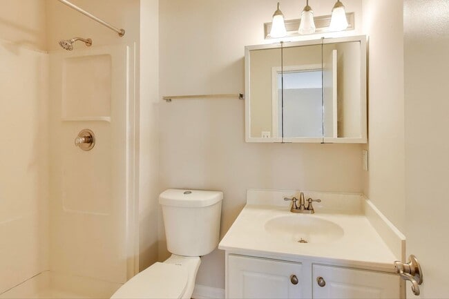 Building Photo - Clean & Fresh 2 + 2 close to METRO!