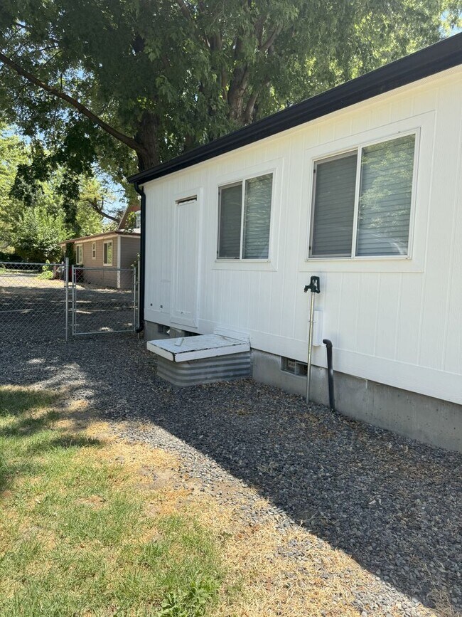 Building Photo - Large Echo home for rent