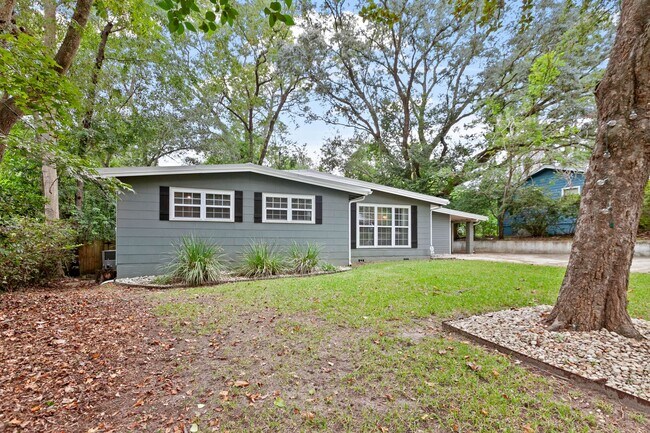 Building Photo - 3/2 House by TMH!! Available April!! fully furnished, 6 or 12 month lease available