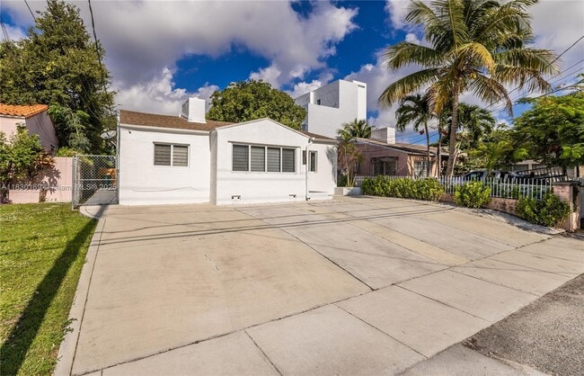 Building Photo - 2729 SW 18th St