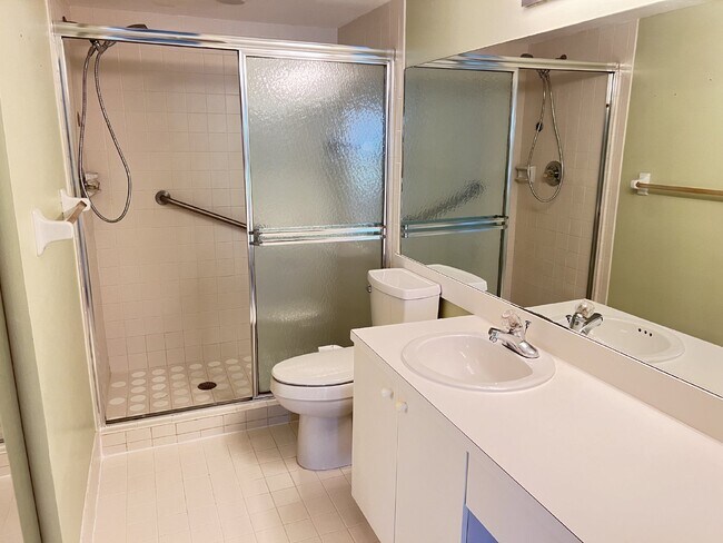 Building Photo - Great first floor Condo - Annual Lease