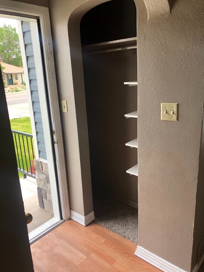 Building Photo - 2 Bedroom, 1 Bathroom Main Level Unit