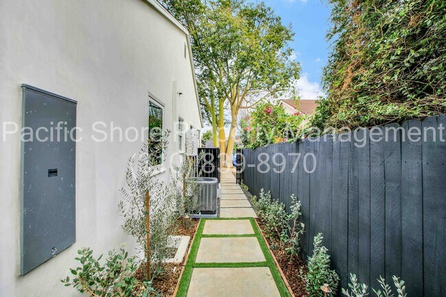 Building Photo - 2721 Burkshire Ave