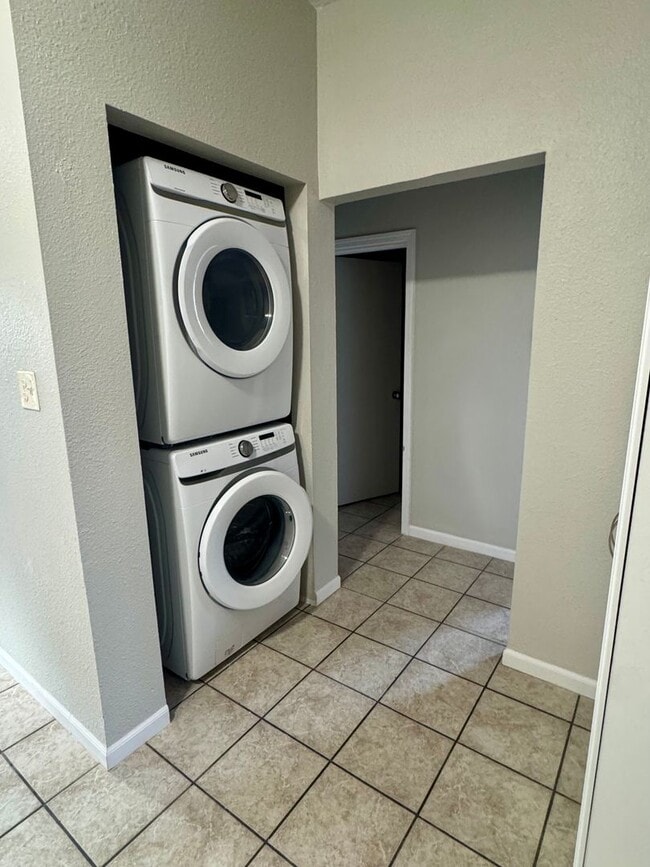 Building Photo - Newly Remodeled Southside 2B house with Garage