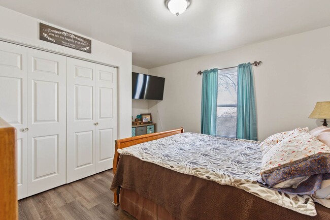 Building Photo - Great Three Bedroom Condo in Belgrade!