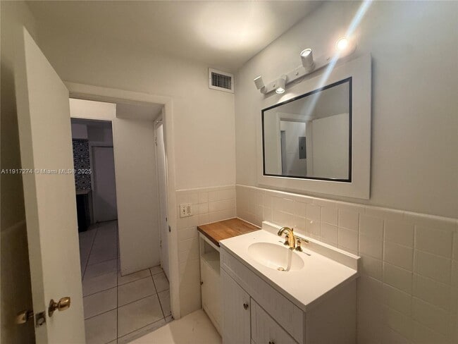 Building Photo - 1104 N 17th Ct