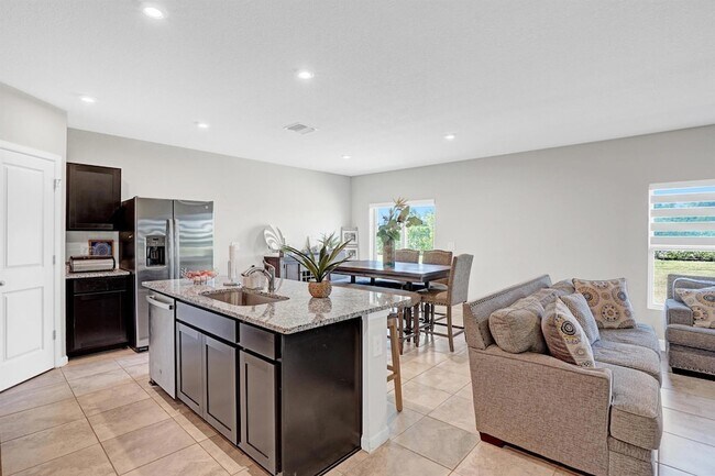 Building Photo - 712 Pomegranate Pl