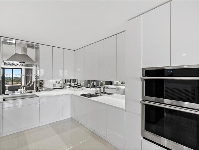 Building Photo - 8877 Collins Ave