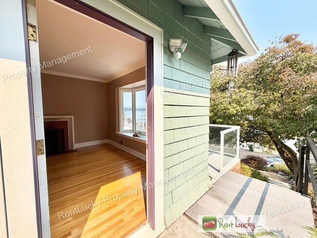 Building Photo - 1612 Markham Ave NE