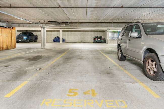 Building Photo - Riverplace Condominiums - 1 bed/1 bath corner unit w/parking/storage/balcony/fireplace