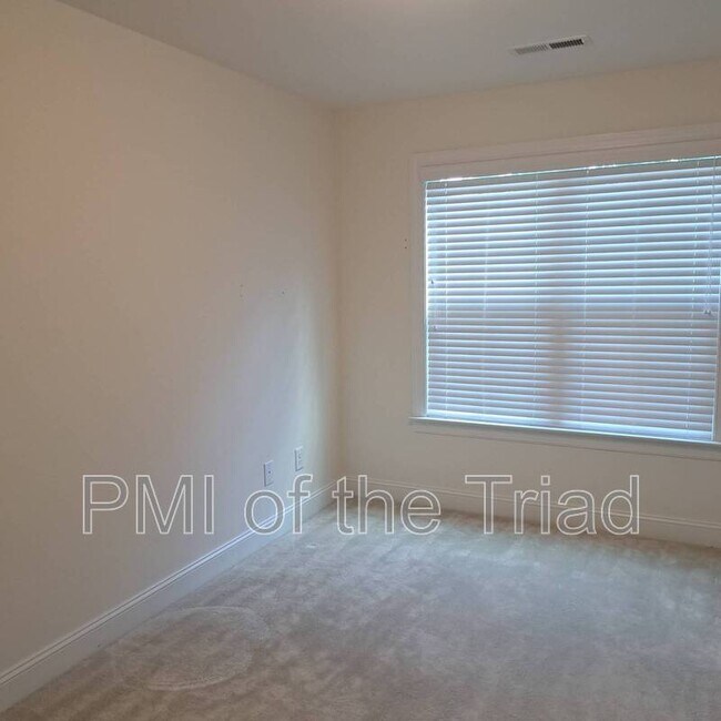Building Photo - 811 Silver Leaf Dr