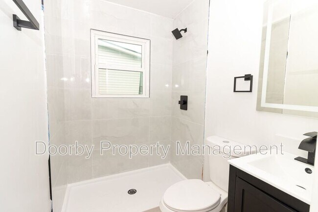 Building Photo - 1808 E 13th St