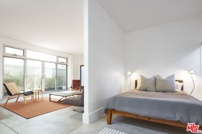 Building Photo - 558 Rose Ave