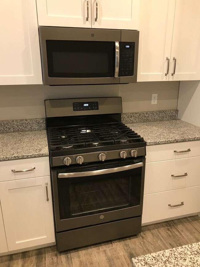 Building Photo - Like New Townhouse in St. George!