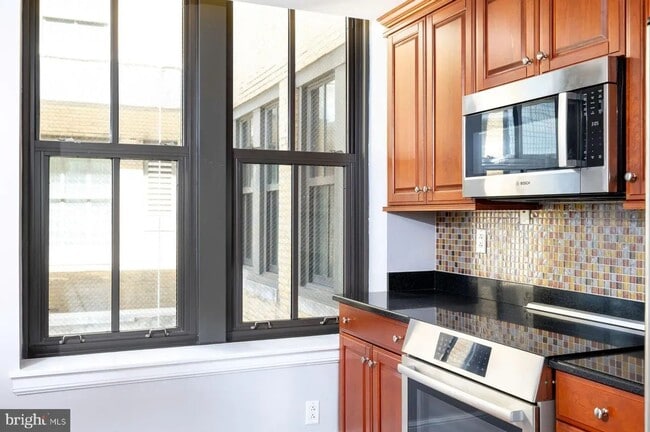 Building Photo - Spacious 4-Bedroom Residence with In-Unit Laundry in Center City