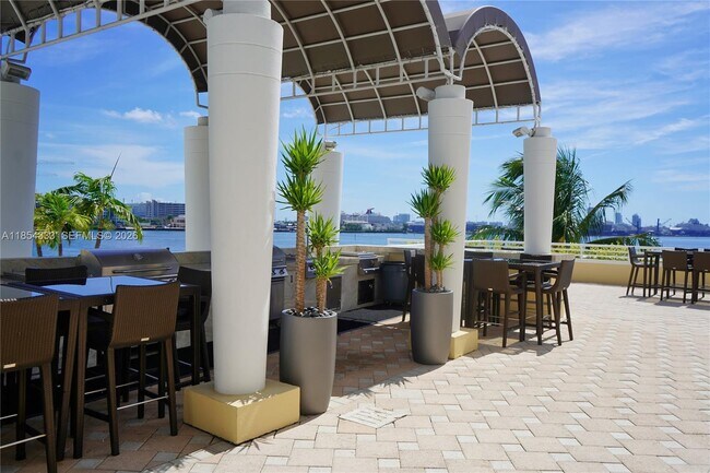 Building Photo - 848 Brickell Key Dr