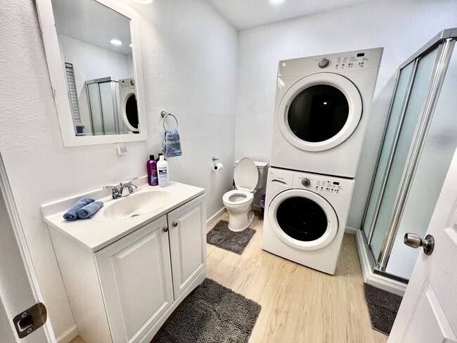 Building Photo - Charming 1 bedroom/1 bathroom backhouse | ...
