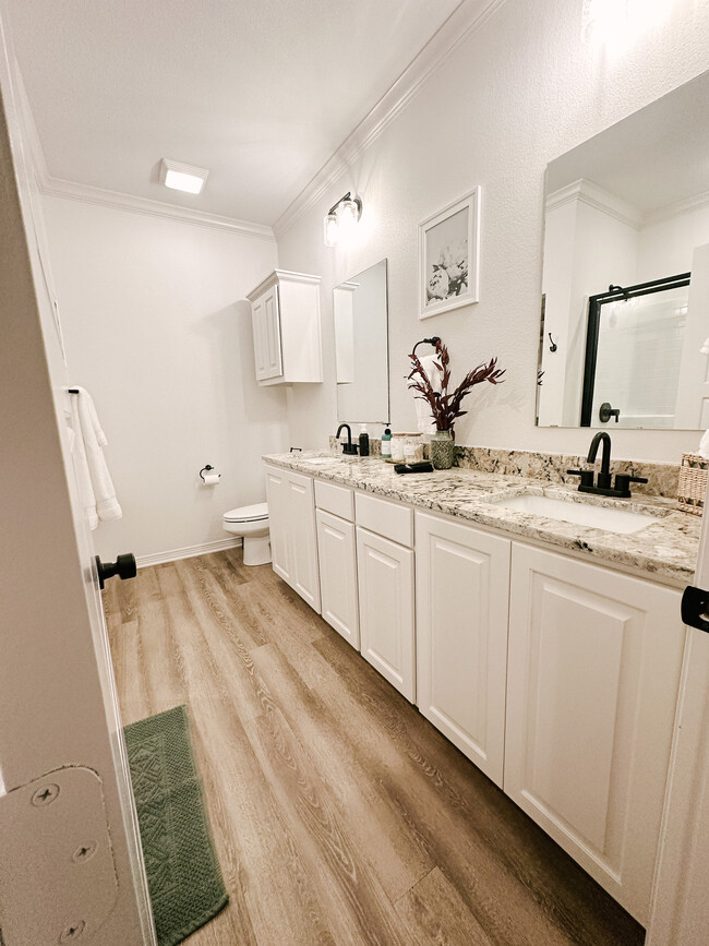 Master En Suite - 8508 Lakeway Dr