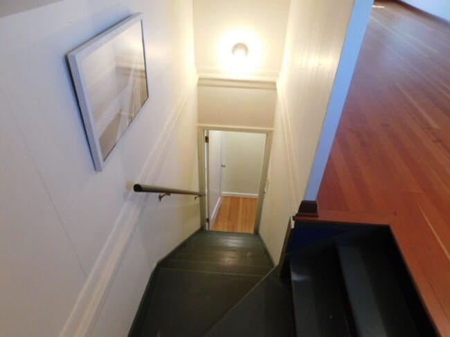 Building Photo - 3Bd/1Ba Two Story House w/ Basement - Avai...