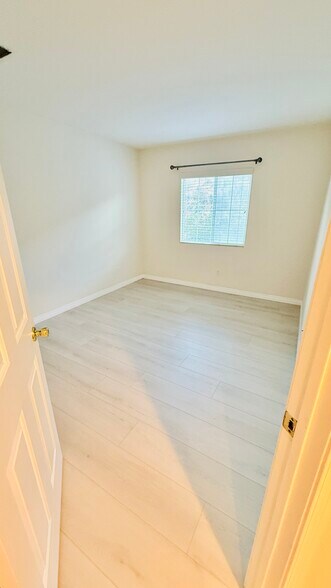 Building Photo - 737 Helmsdale Rd