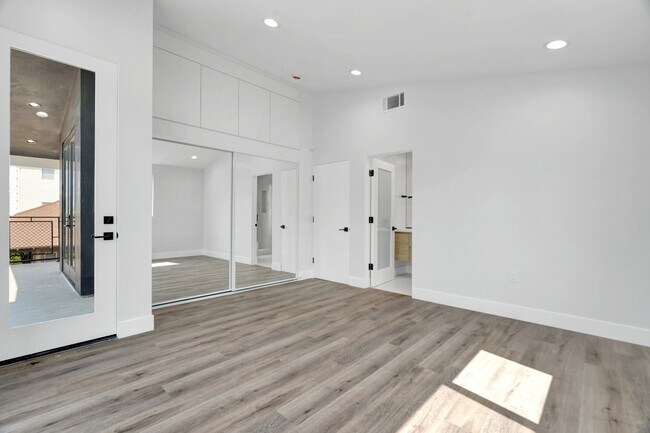 Building Photo - Spacious 3BR NoHo Home w/ Luxury European Finishes