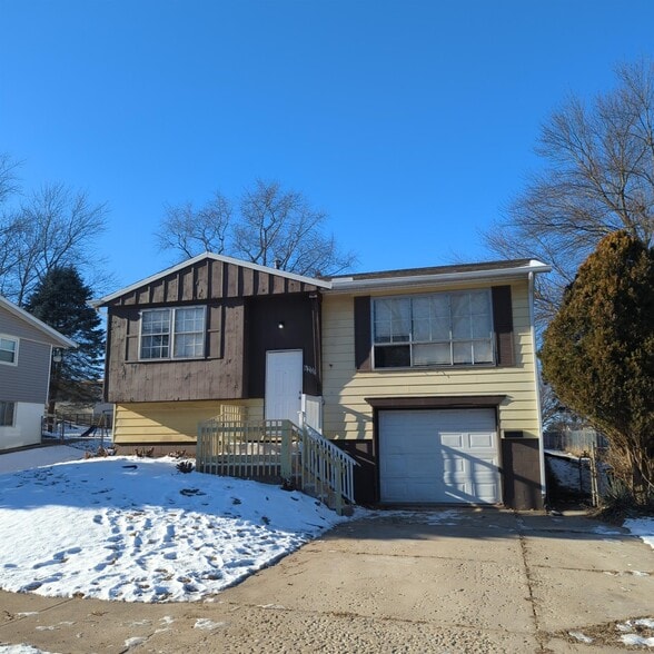 Building Photo - 6205 N Devonshire Dr