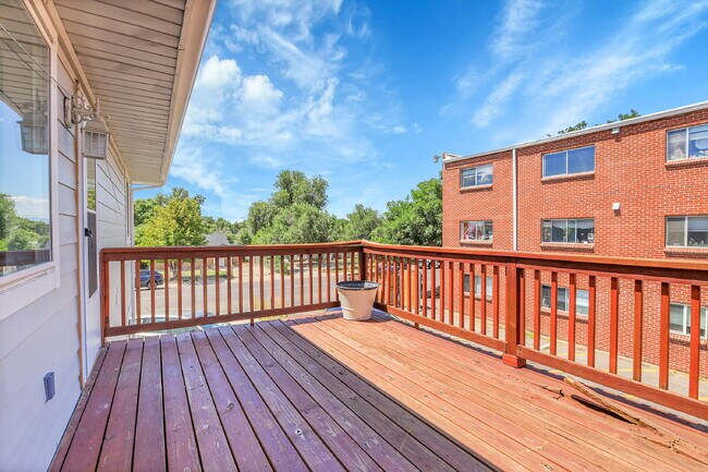 Building Photo - $1,345.00 - 2 Bed, 1 Bath Updated Unit in Denver with In Unit Laundry!