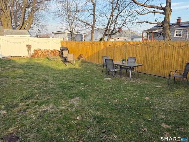 Building Photo - 507 Queen St