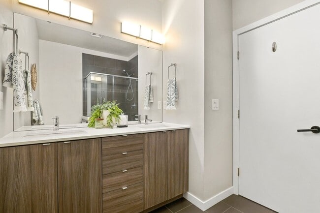 Building Photo - 3Bd/2.75Ba Issaquah Townhome