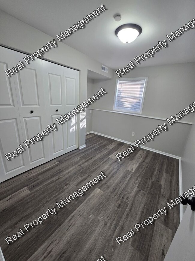 Building Photo - Updated Four Bedroom