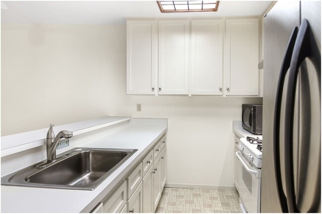 Building Photo - 2 Bedroom Ground Floor Irvine Condo