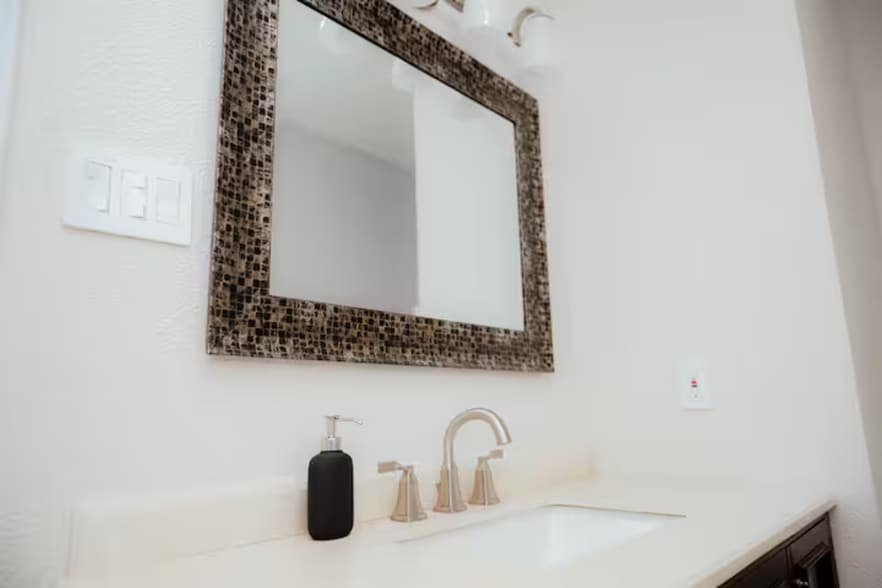 Building Photo - 1011 E Wintergreen Rd