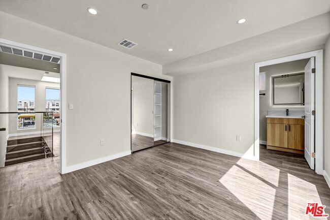 Building Photo - 1309 N Sycamore Ave