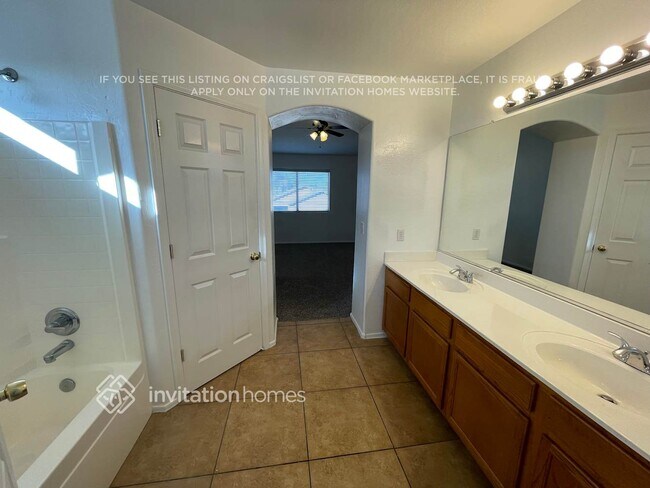 Building Photo - 13842 W Keim Dr