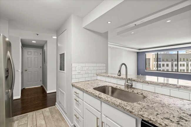 Building Photo - 3481 Lakeside Dr NE