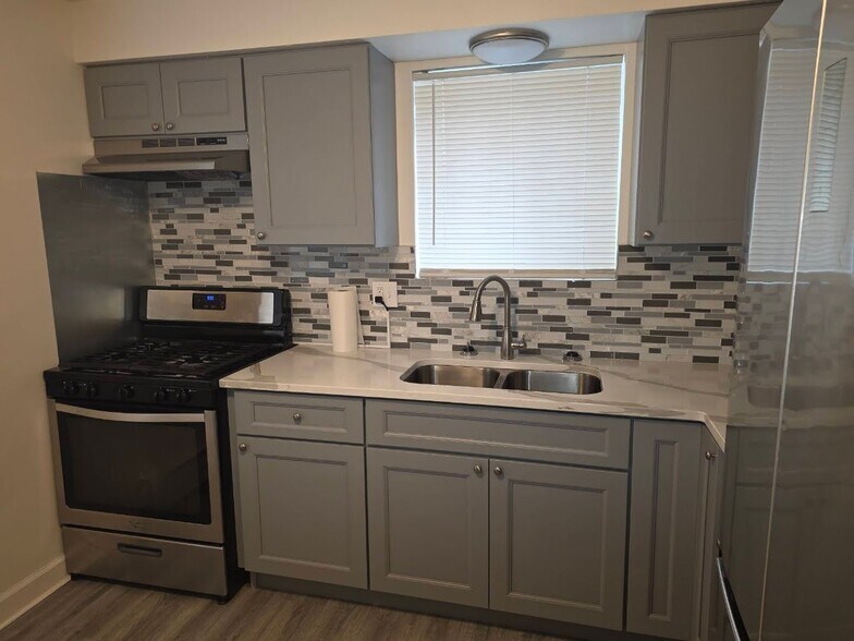 Building Photo - 14605 Des Plaines St