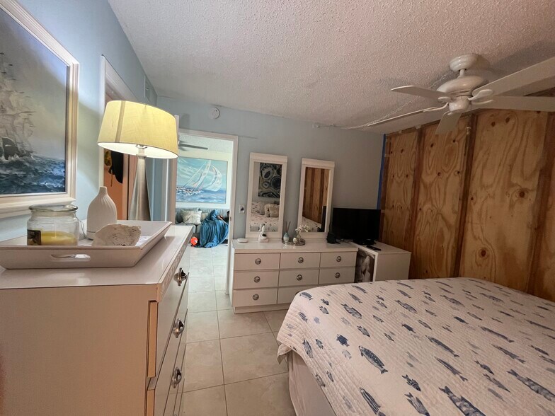 Master bedroom - 10102 S Ocean Dr