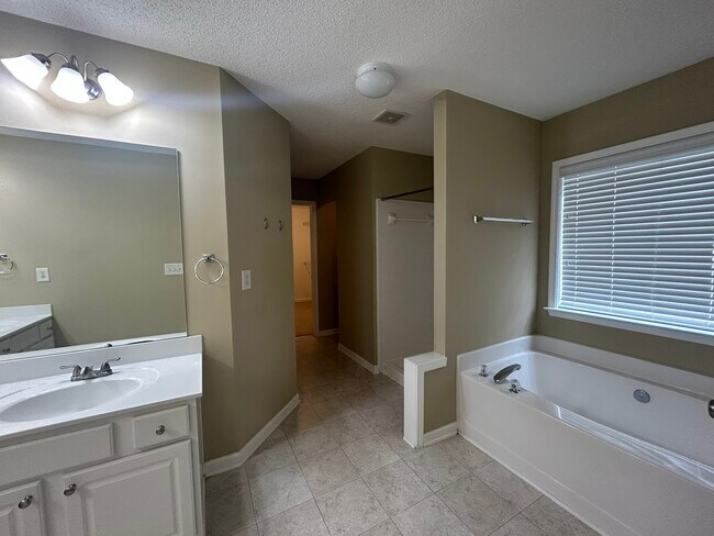 Building Photo - 1608 Hemburg Trace