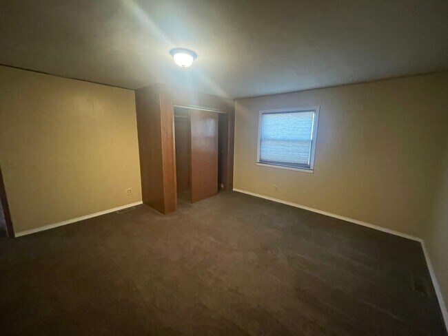 Building Photo - 4 bed 1 bath, with extra large utility are...