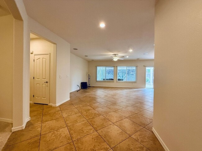 Building Photo - Beautiful Sun City Anthem home-55+ Community Available Now!
