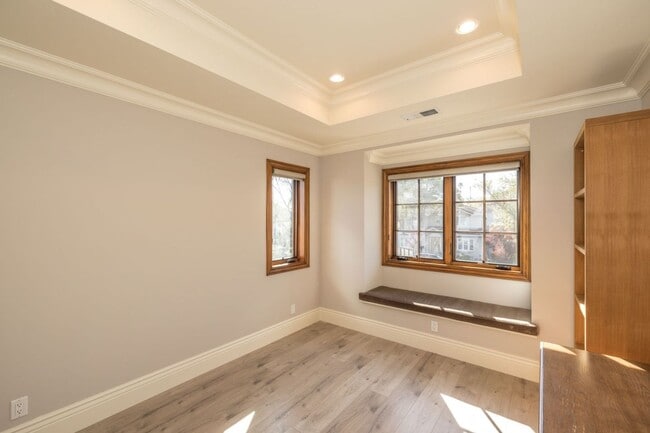 Building Photo - 5 Bed, 4.5 Bath Executive Home w/ Designer...