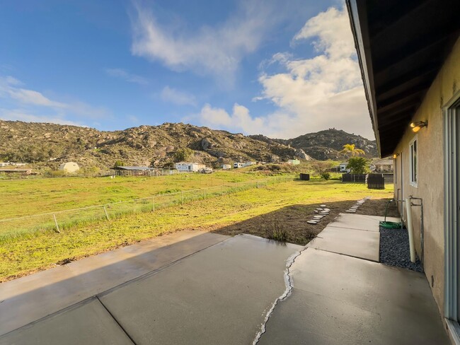 Building Photo - ~RARE FIND~ Newly Remodeled 3 Bedroom Home...