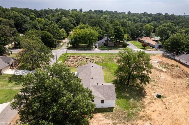 Building Photo - 2020 Country Club Ave