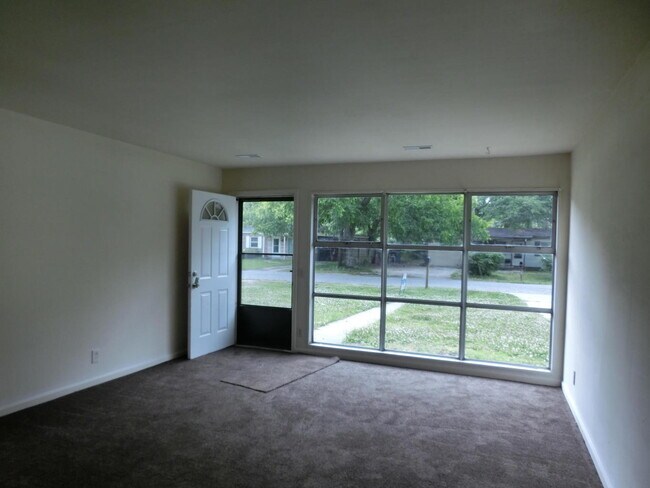Primary Photo - Updated West Ashley Home, 10 minutes to Do...
