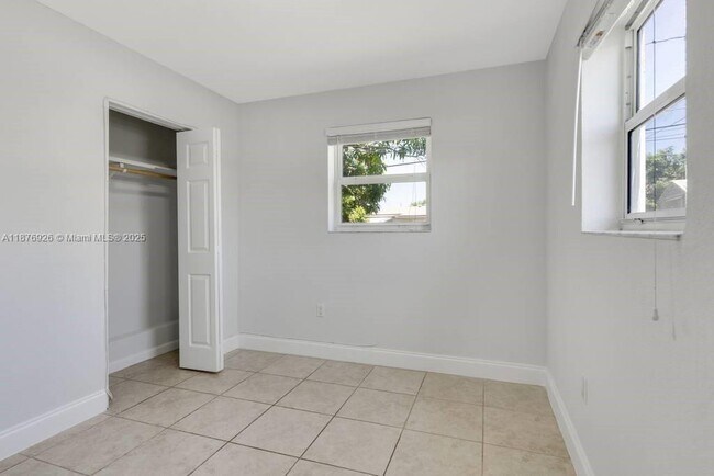 Building Photo - 1101 N 71st Terrace
