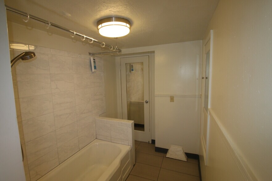Building Photo - 550 45th St