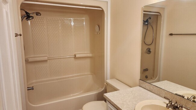 Building Photo - Home Located in Hamilton, Close to Lake Harding!